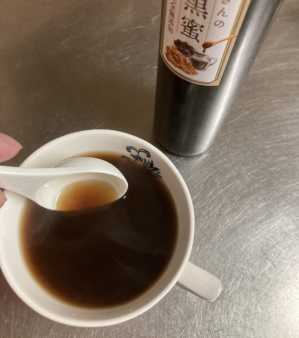 紅茶に生姜黒蜜を溶かす