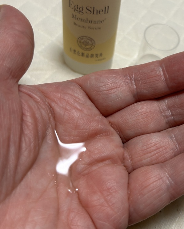 自然化粧品研究所の卵殻膜エキス美容液を手に取ったところ